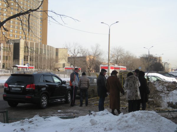 Лужков, уходя, сказал Собянину, что под одним из московских тротуаров зарыт клад (с) Лужков, уходя, сказал Собянину, что под одним из московских тротуаров зарыт клад (с)